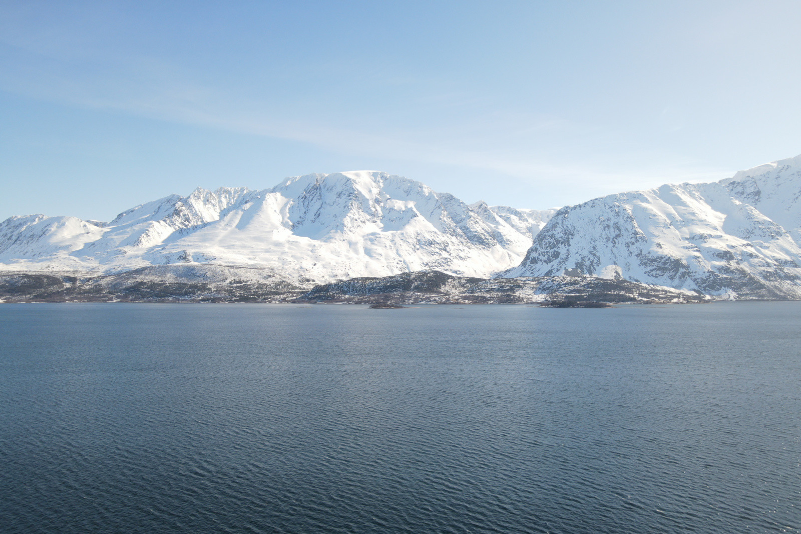 Nydelig utsikt mot fjord og fjell. Naturen rundt hytta byr på flotte opplevelser og turer sommer som vinter!