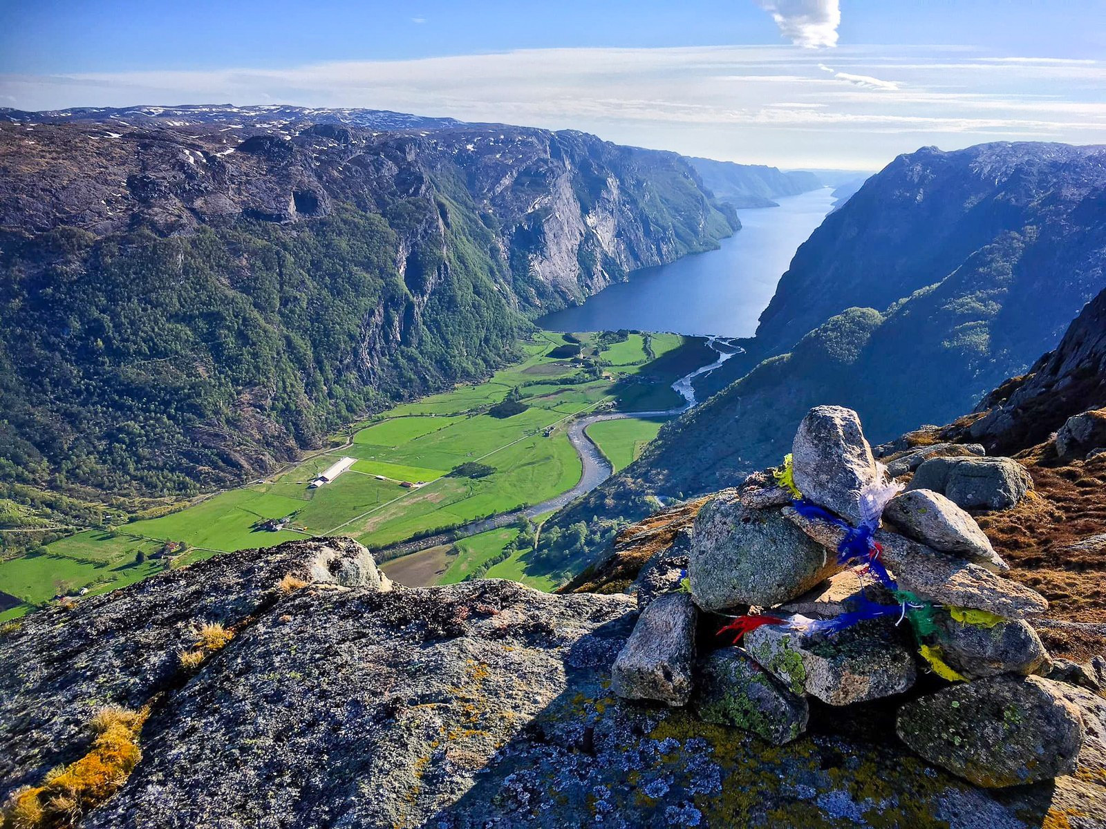 Eikeknuten opp av Ørsdalen med utsikt utover det langstrakte Ørsdalsvatnet
