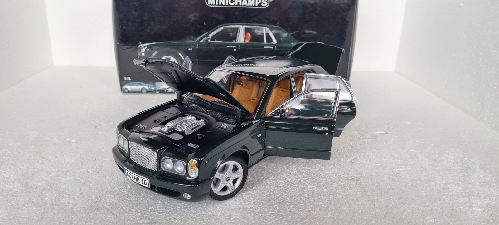 1/18 BENTLAY ARNAGE T・2002/minichamps A BOXED MINICHAMPS BENTLEY ARNAGE T 2002 1:18 MOCEL VEHICLE