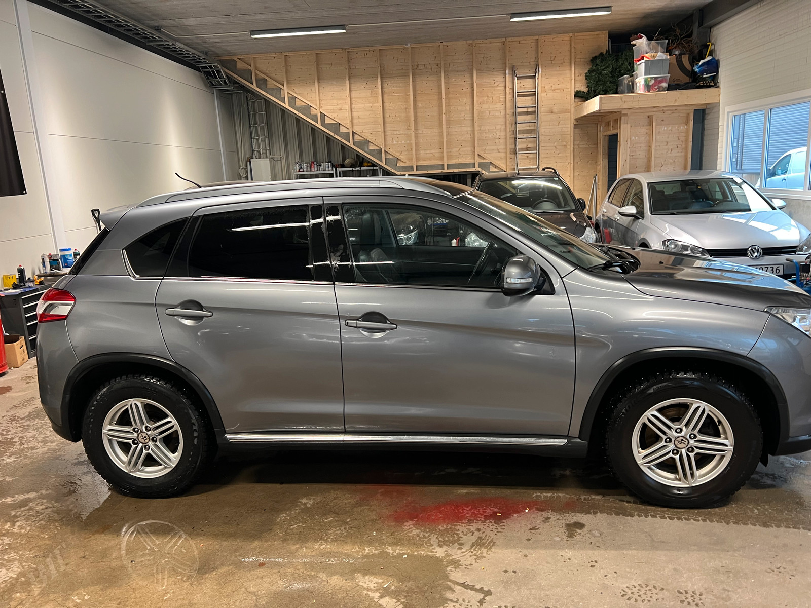 Peugeot 4008 Allure 4x4 1,6 e-HDI 115hk Krok Navi Skinn  and 3