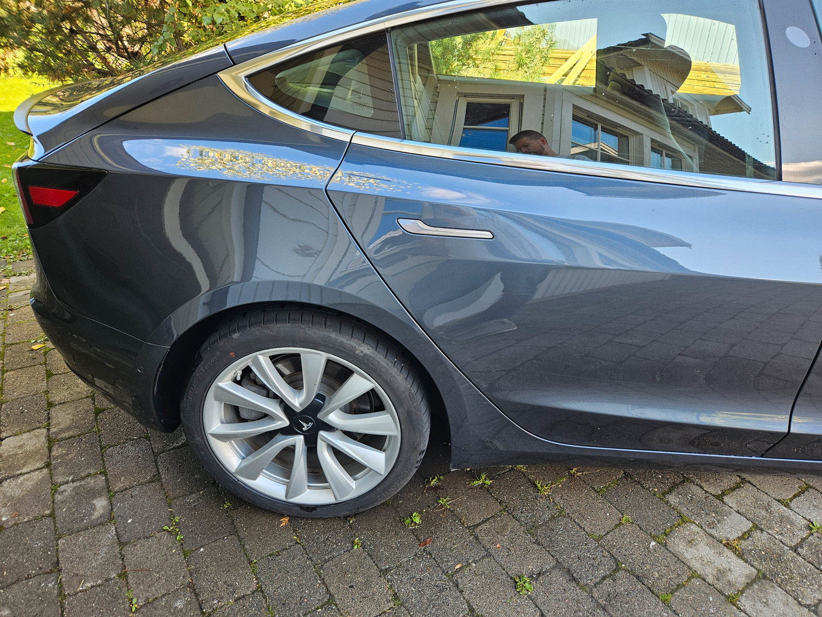 Tesla Model 3 Long Range AWD 3