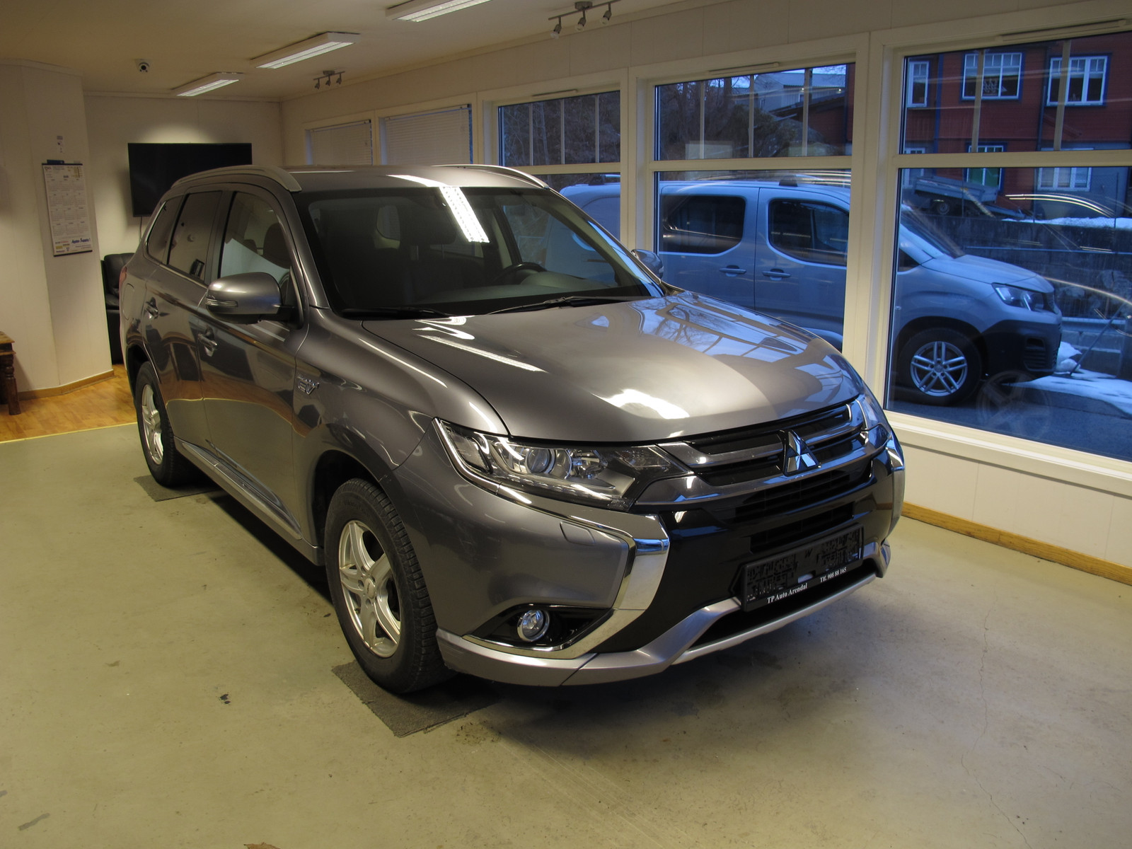 Mitsubishi Outlander 2.0Hybrid 202HK.  NY EU Til 2027
