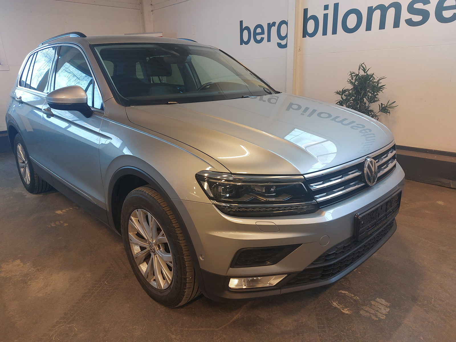 Volkswagen Tiguan 2,0 TDI 150hk 4M DSG Highline Webasto krok ACC Ryggek 2
