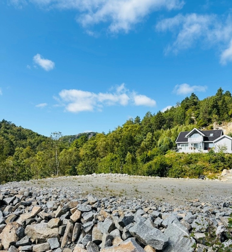 Hyttetomten ligger fint til med gode solforhold og nydelig utsikt.