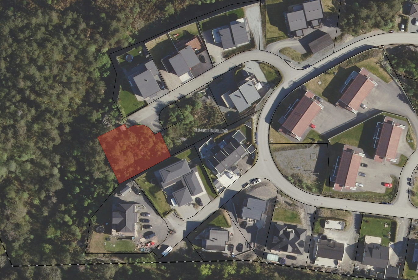 Tomta er merka i raudt