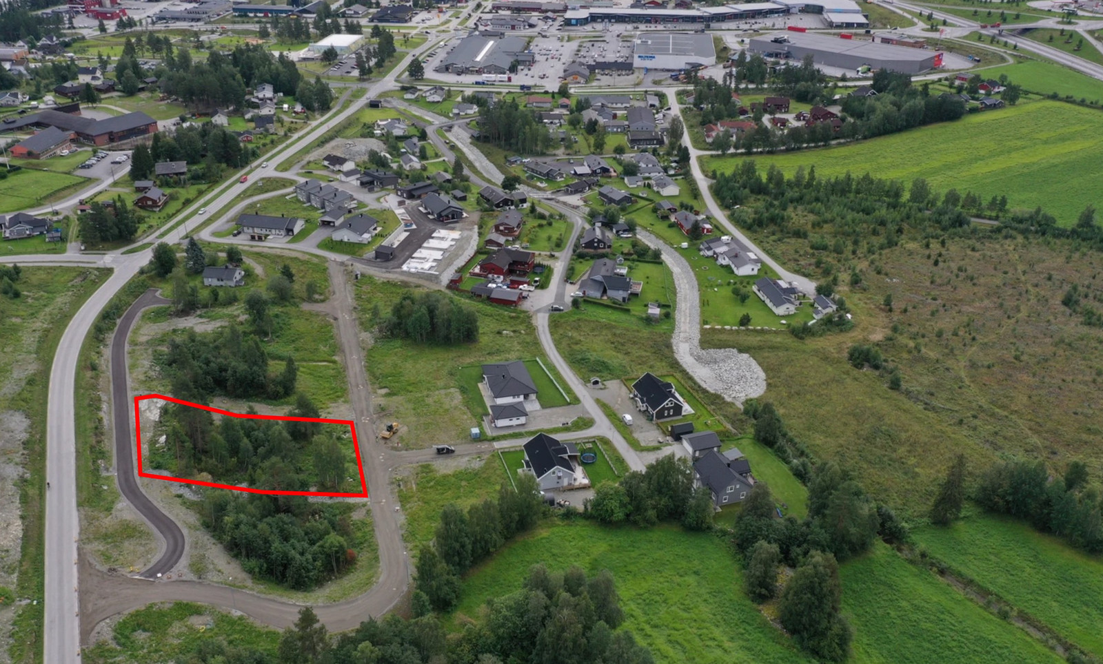Aktuell tomt er merket med rød omramming