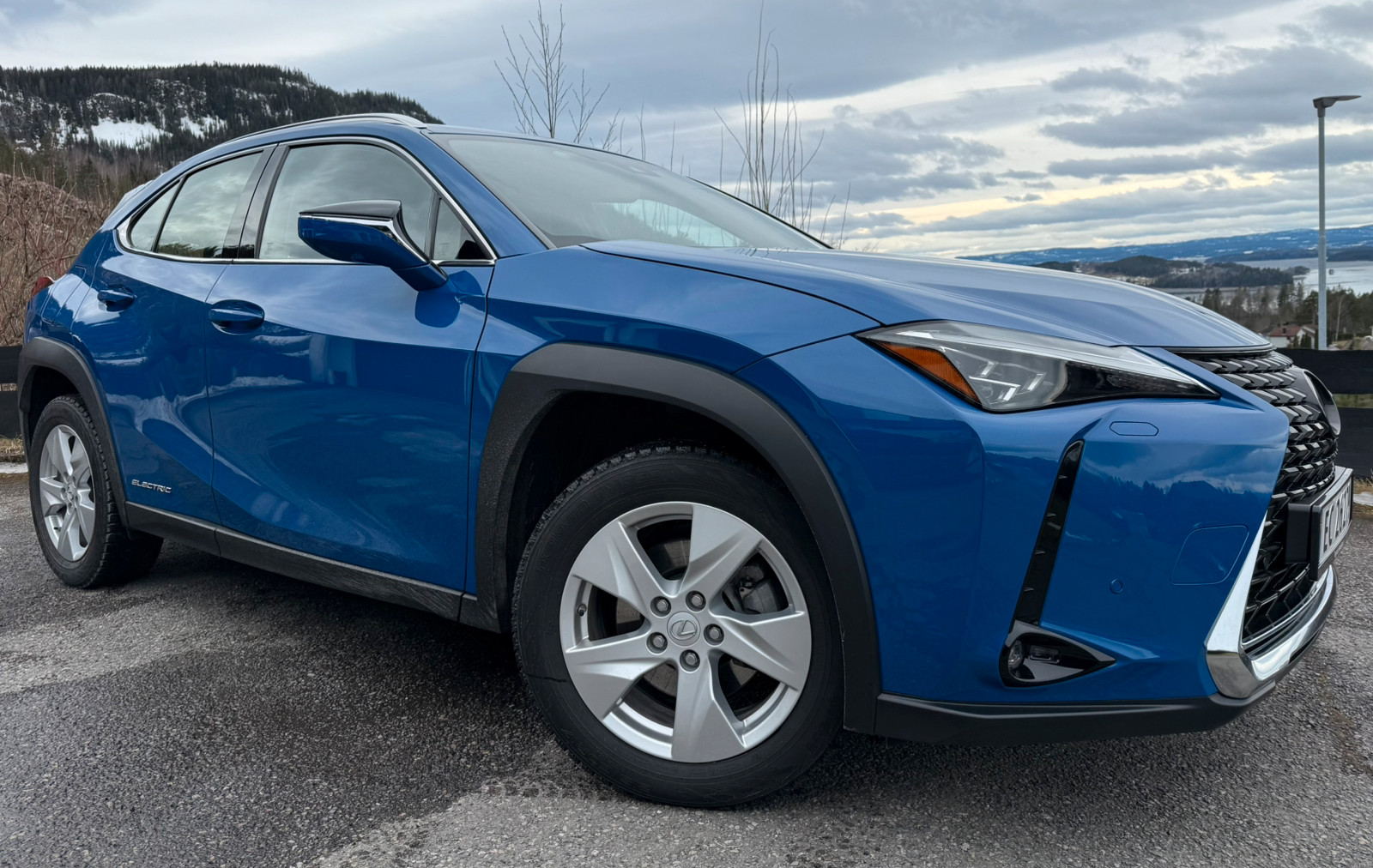Lexus UX 300e FWD Luxury 2