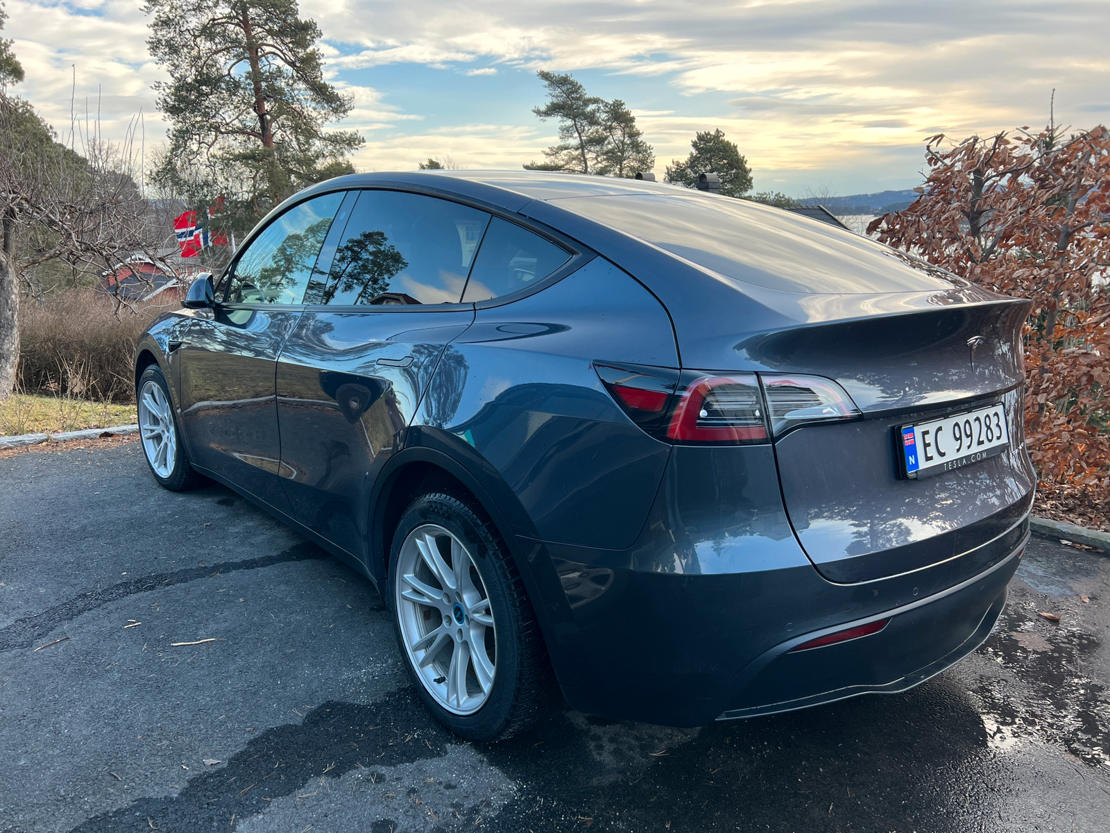 Tesla Model Y Long Range AWD 3