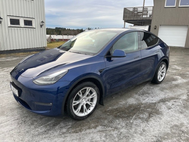 Tesla Model Y Long Range AWD 3