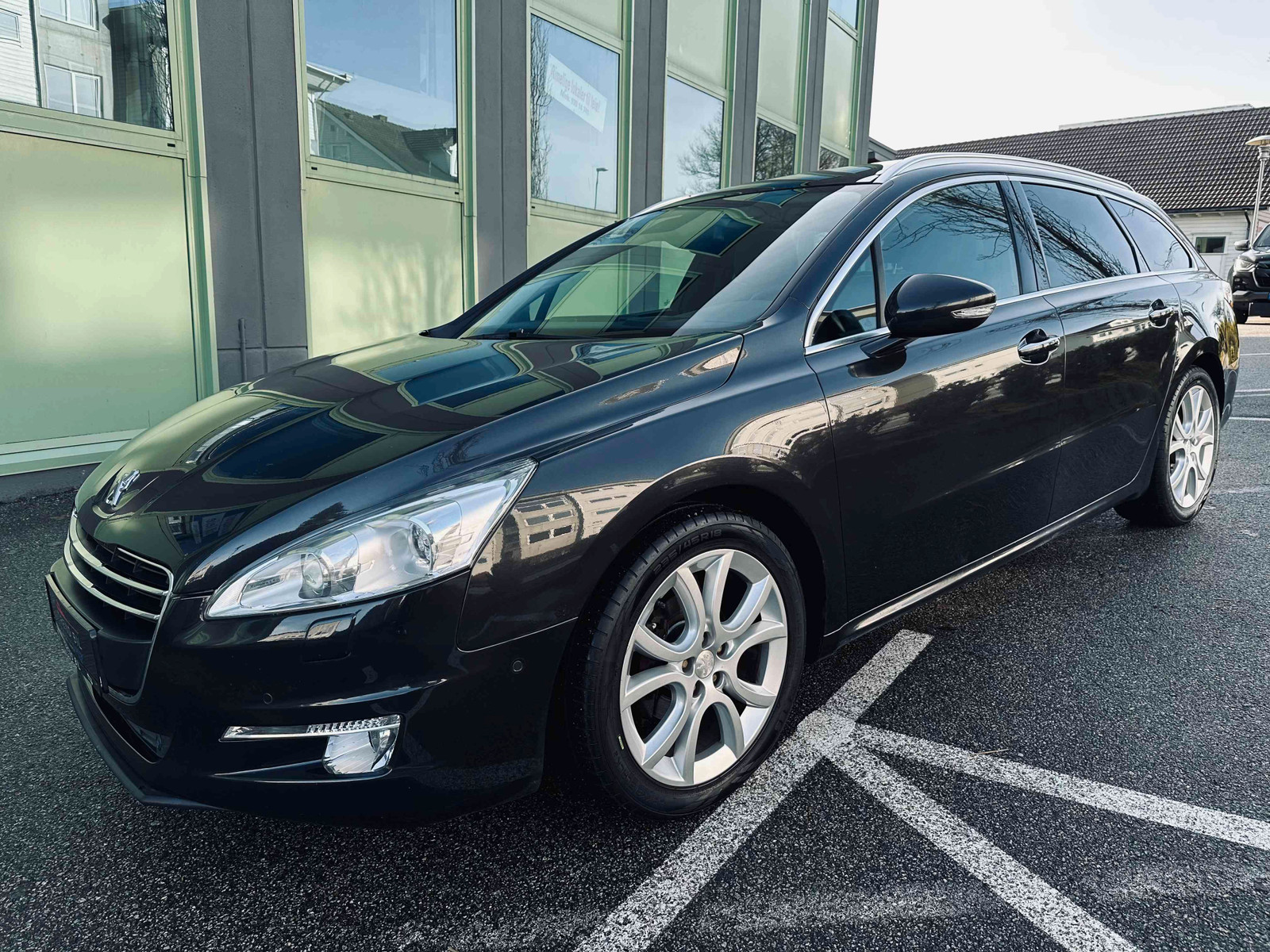 Peugeot 508 2.0HDI-140D//NAVI/BI XENON/KEY LESS/HEAD UP/DELSKINN++ 2