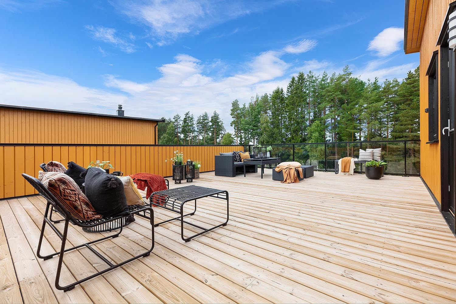 Stor, flott takterrasse med optimale solforhold.