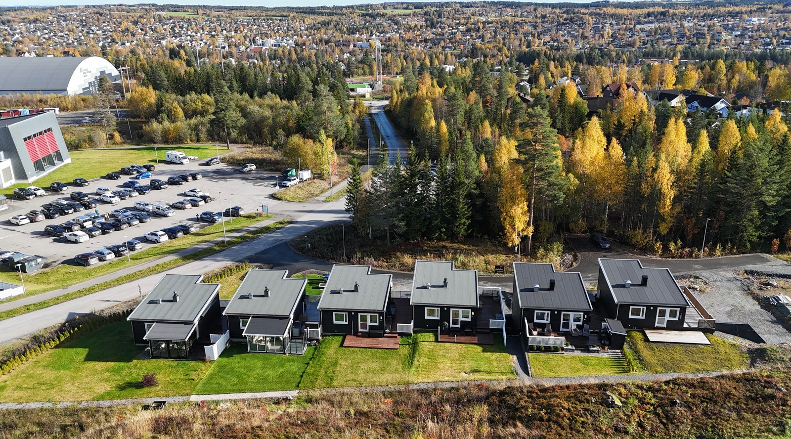 Boligen sett fra baksiden. Frøyas veg 12 ligger helt til høyre i bilde