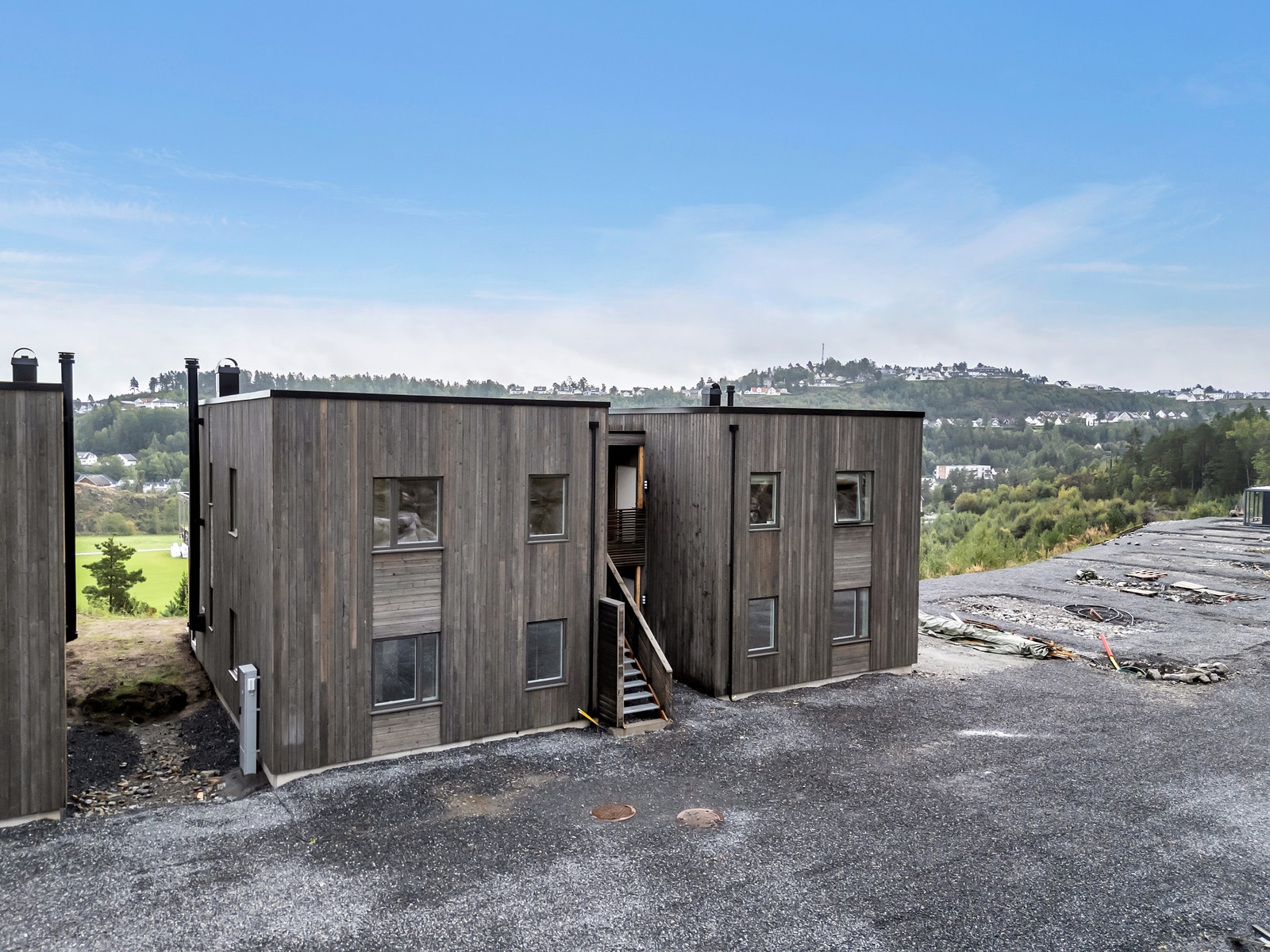 Bilde fra inngangssiden av boligene