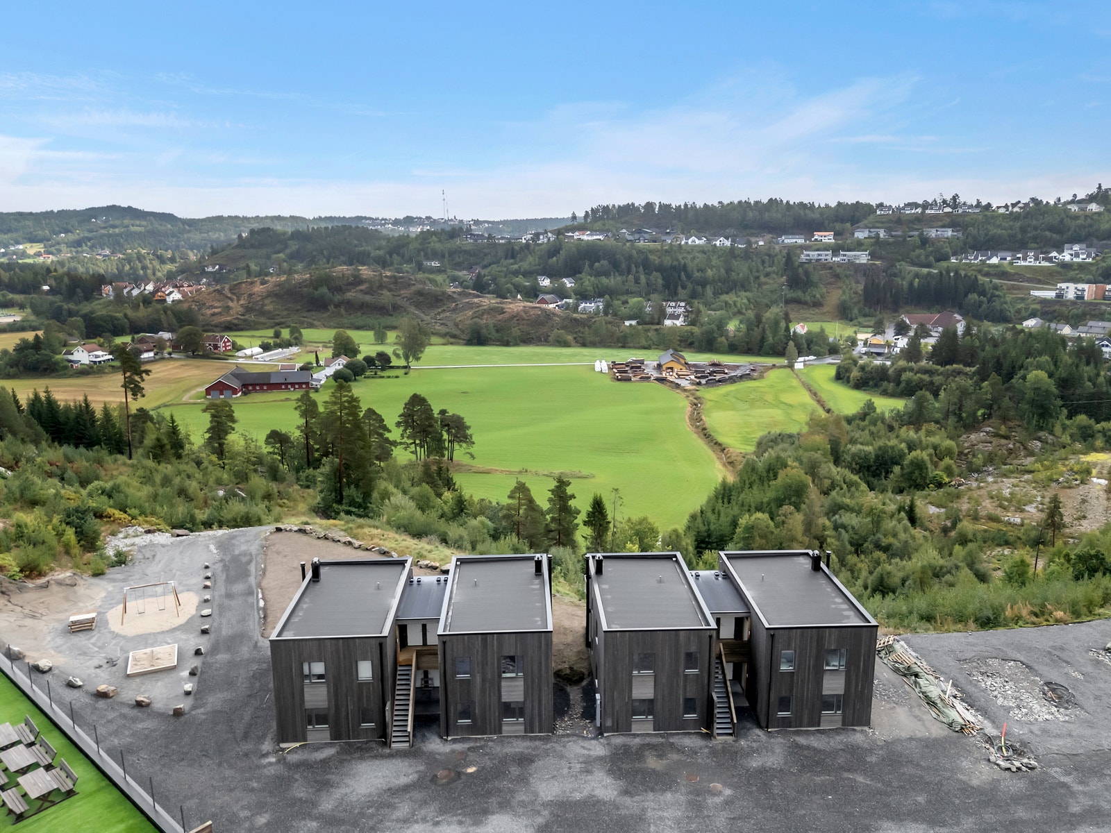 Dronebilde tatt fra baksiden av prosjektet.