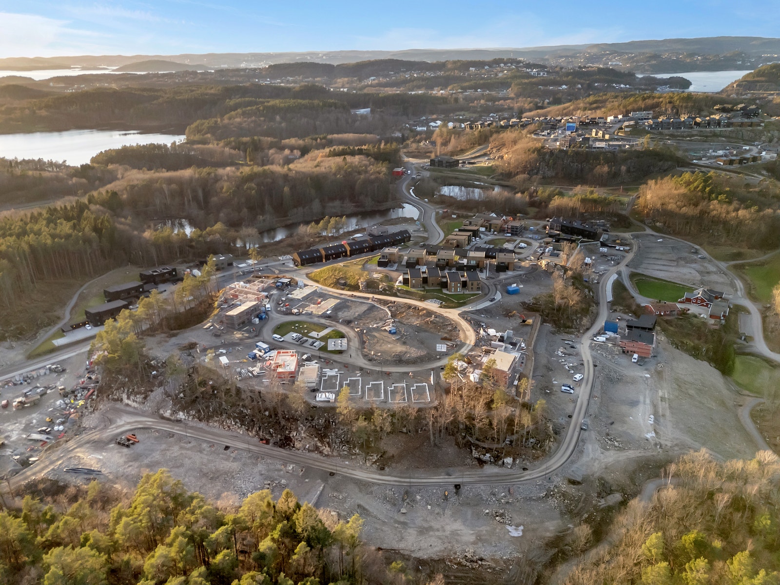 Image #5 Sommerro på Drangsvann - Arkitekttegnede rekkehus med carport og stor terrasse