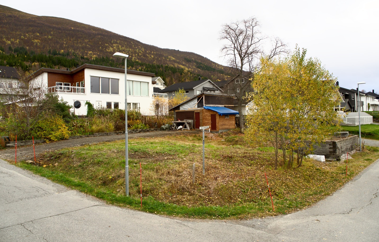 Privat Flott hjørnetomt med byggetillatelse i etablert boligfelt på Berg