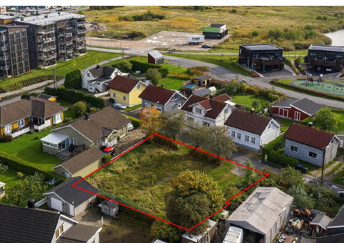 Privat Flott boligtomt med mulighet for et eller to hus Bruksgata 5, Sellebakk 143 m² 2 300 000 kr Totalpris: 2 300 000 kr ∙ Selveier ∙ Enebolig ∙ 4 so