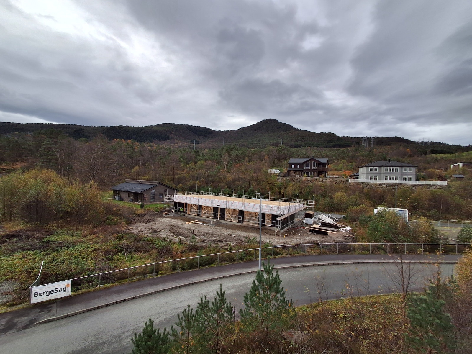 Statusbilde tatt 20.10.2025 - byggingen er godt i gang.