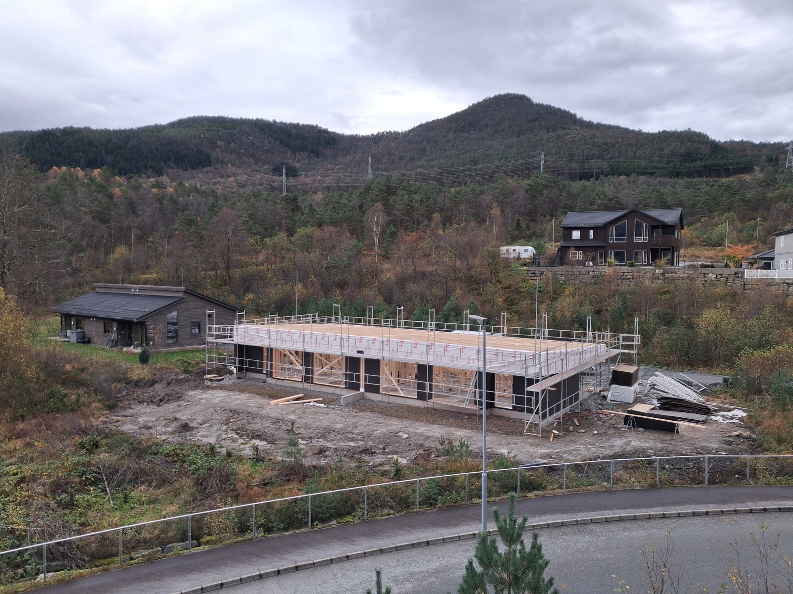 Statusbilde tatt 20.10.2025 - byggingen er godt i gang.