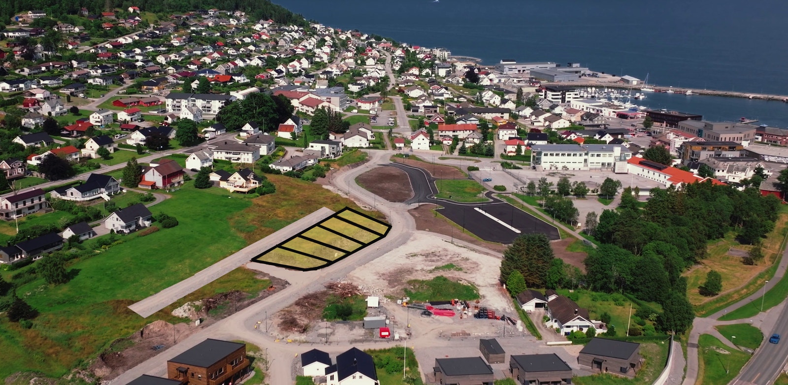 Bustadane er tenkt plassert på desse tomtene, nærast sentrum og barneskulen