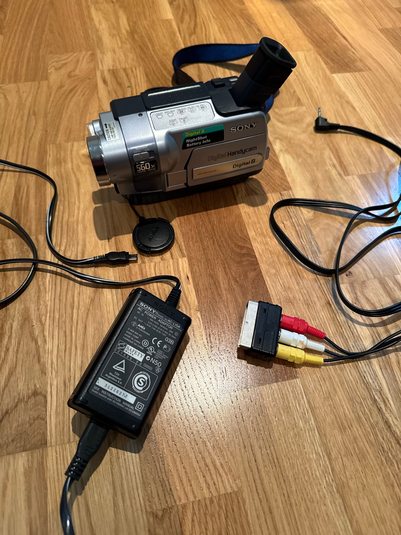 Sony Digital HI-8 night-shot handycam / 560 x Digital zoom / 20 x