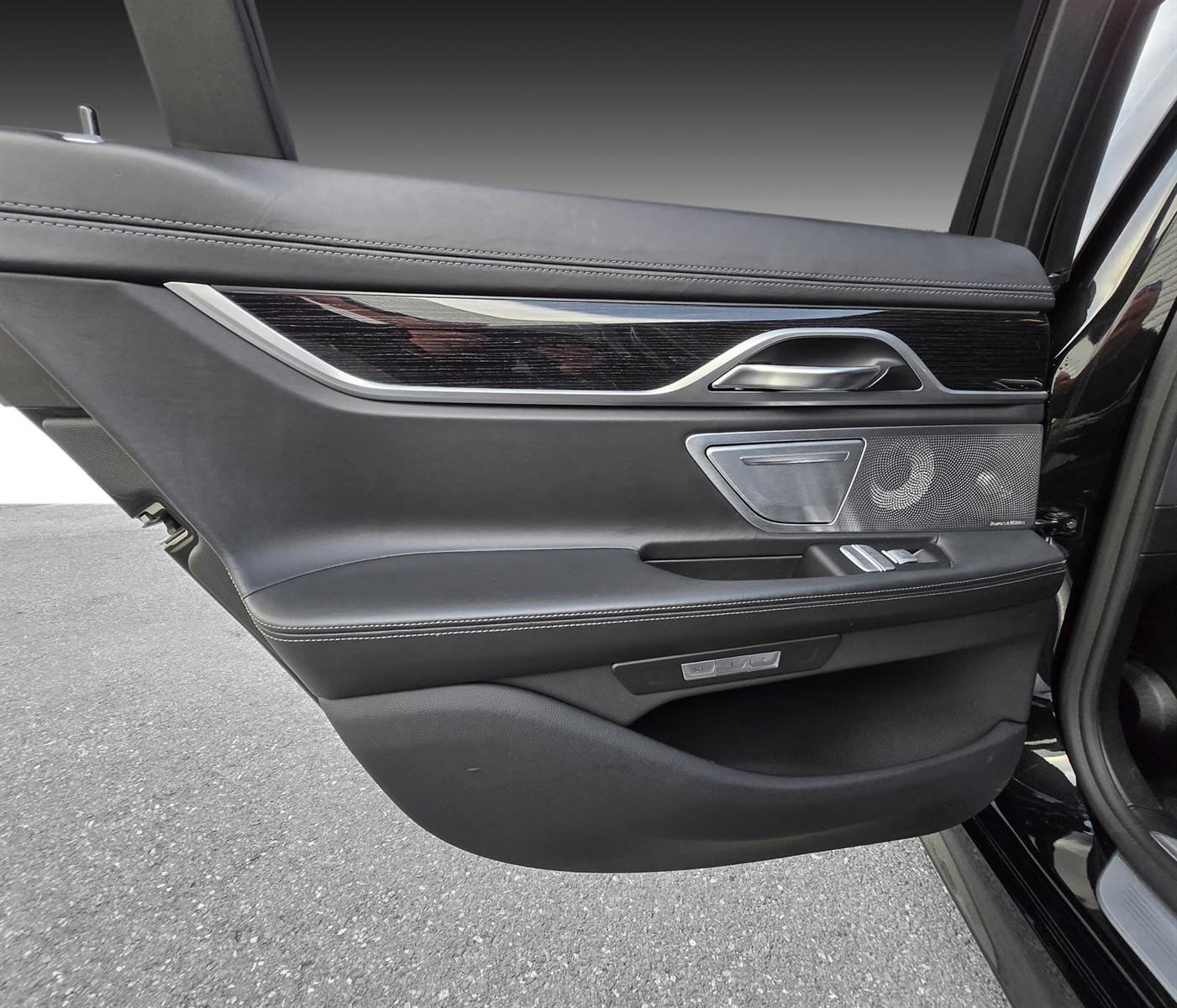 BMW 750i - Photo 4