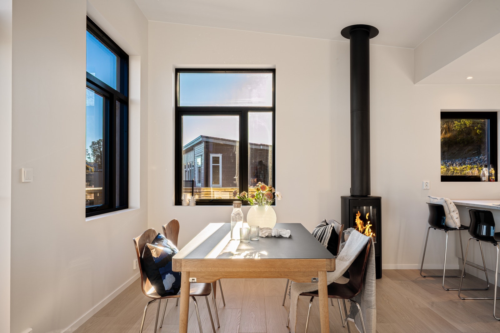 God plass og takhøyde. Ovn for kalde vinterdager.