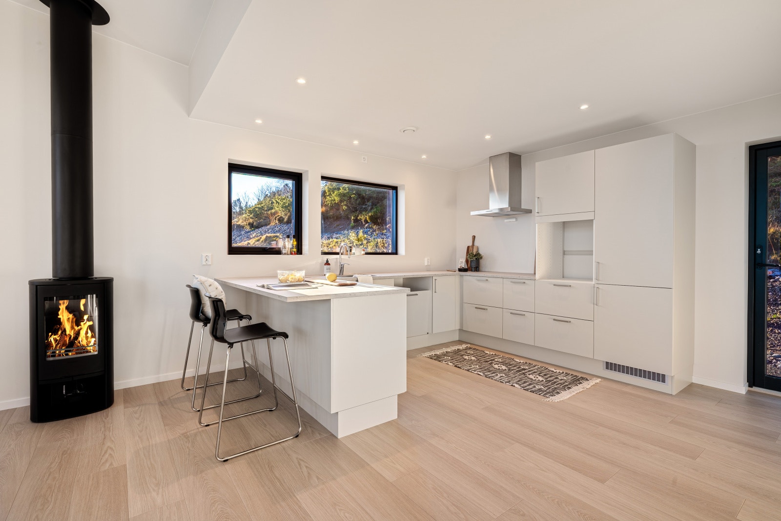 Kjøkken som innbyr til sosiale sammenkomster.