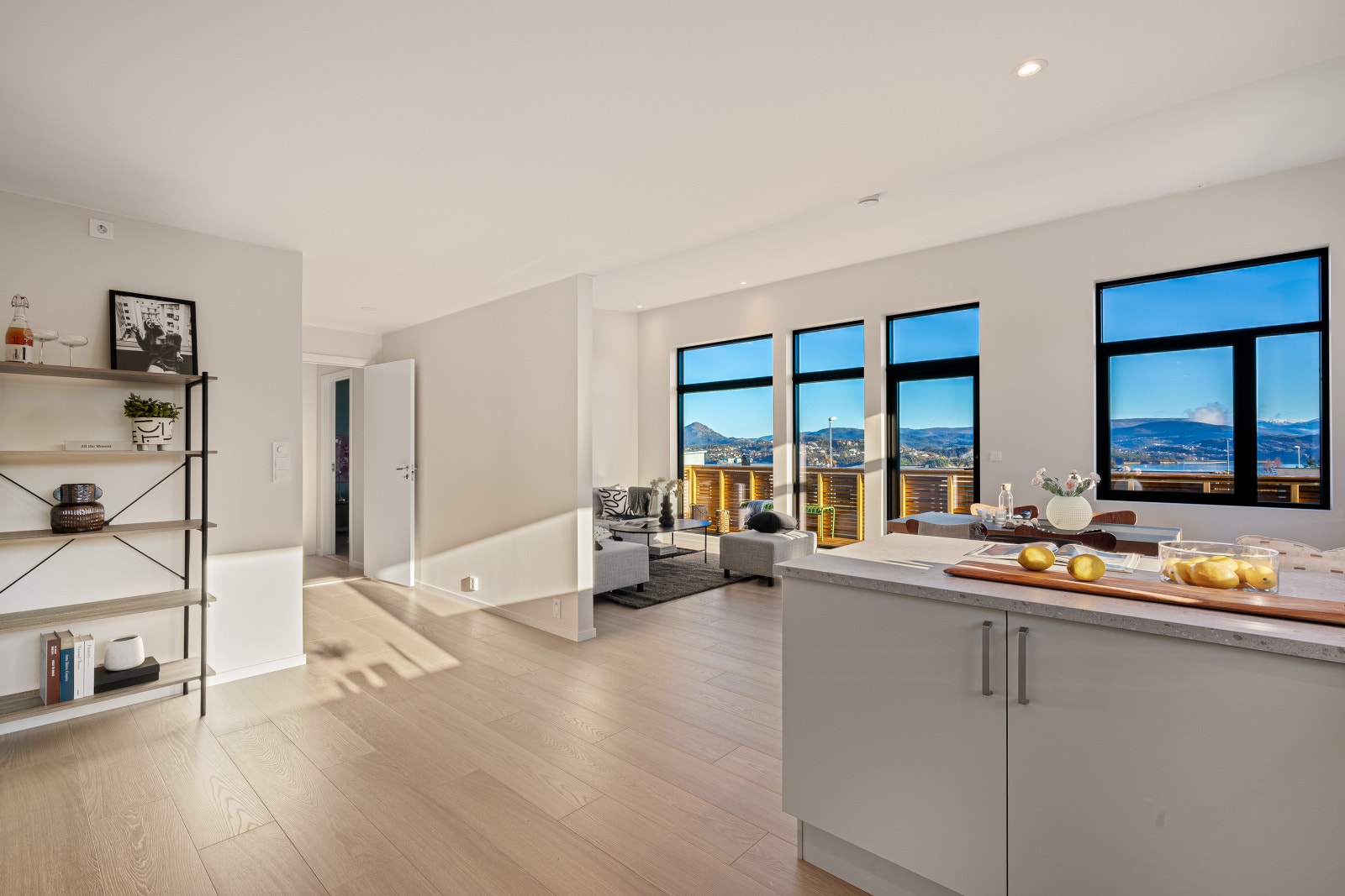 Store vinduer ut mot utsikten i stuen.