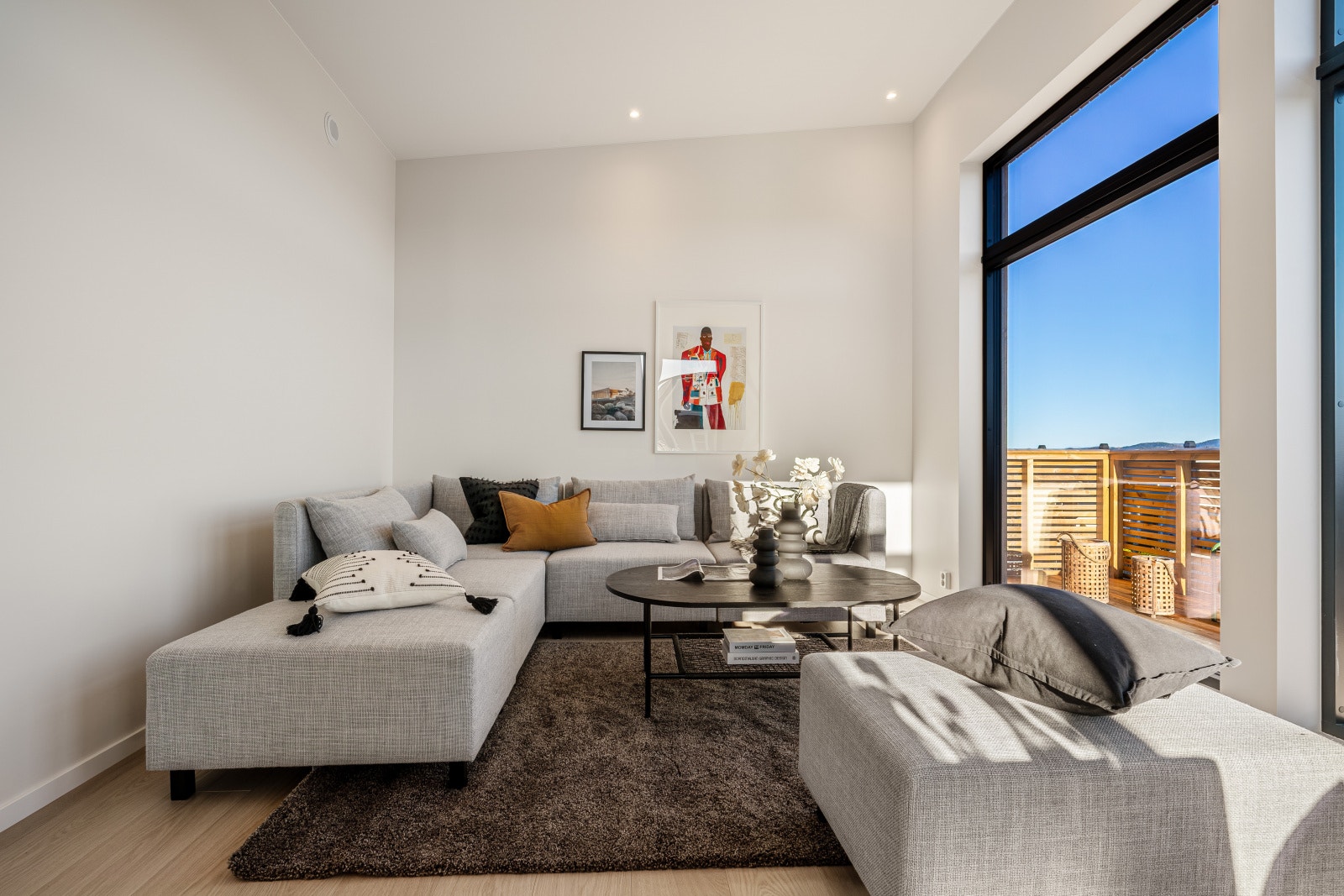 Stue med downlights belysning. Sjekk takhøyden.