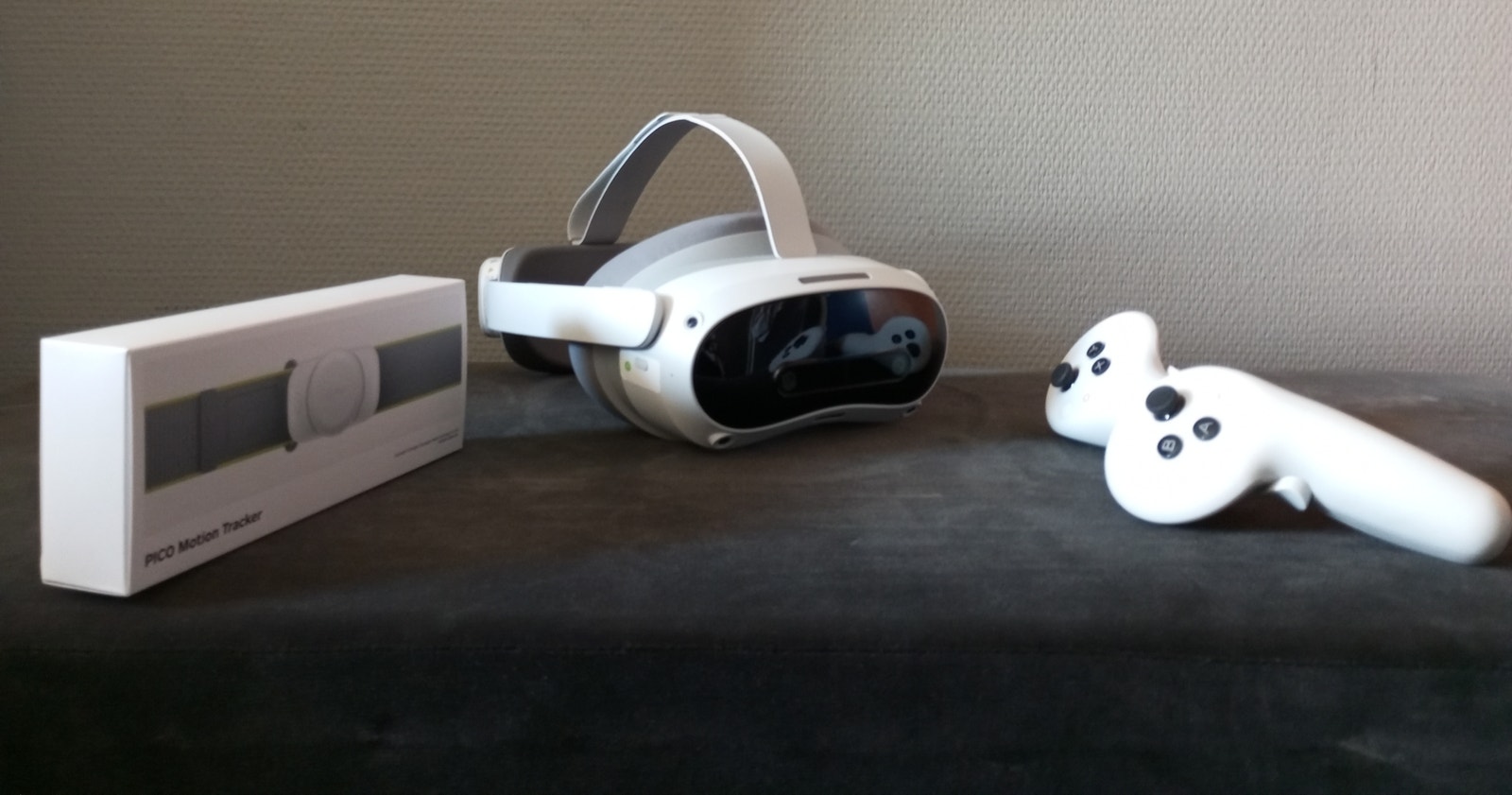 Pico 4 Ultra VR headset (256 GB) + motion trackers selges for