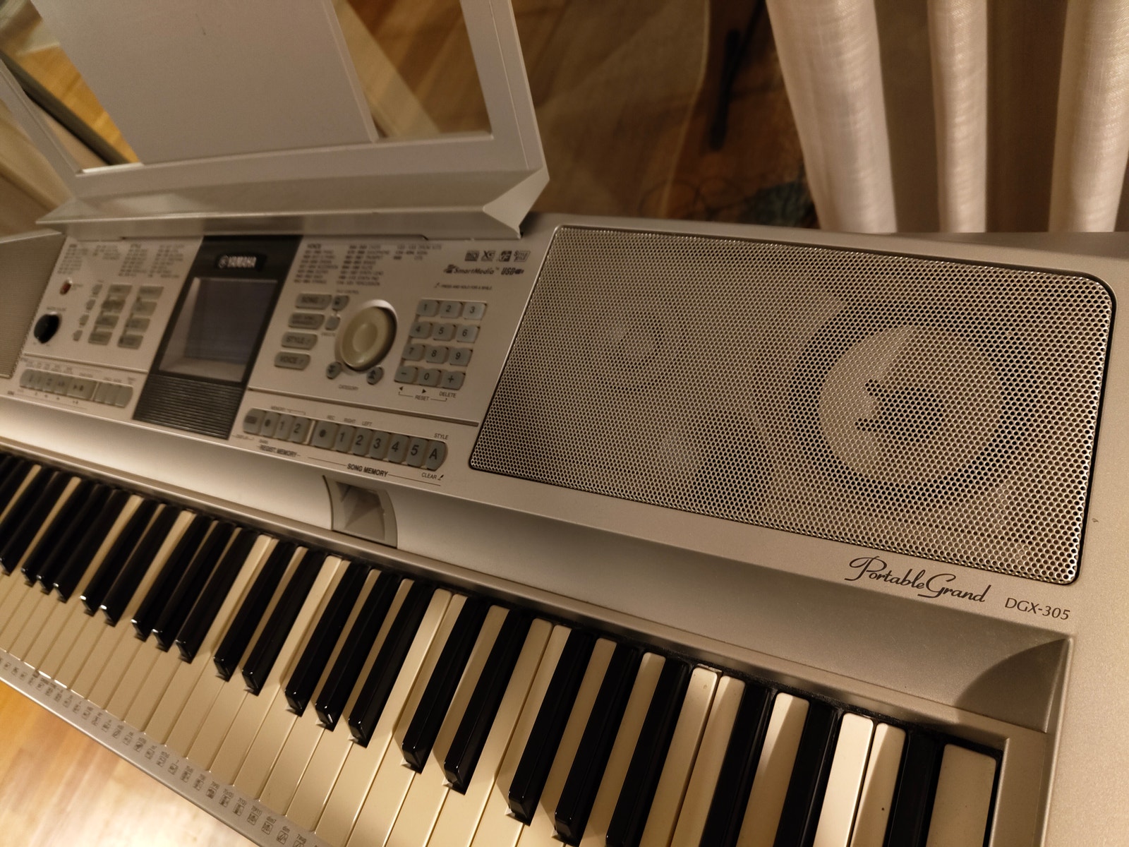 Yamaha Portable Grand DGX-305 Keyboard med stativ og sustainpedal