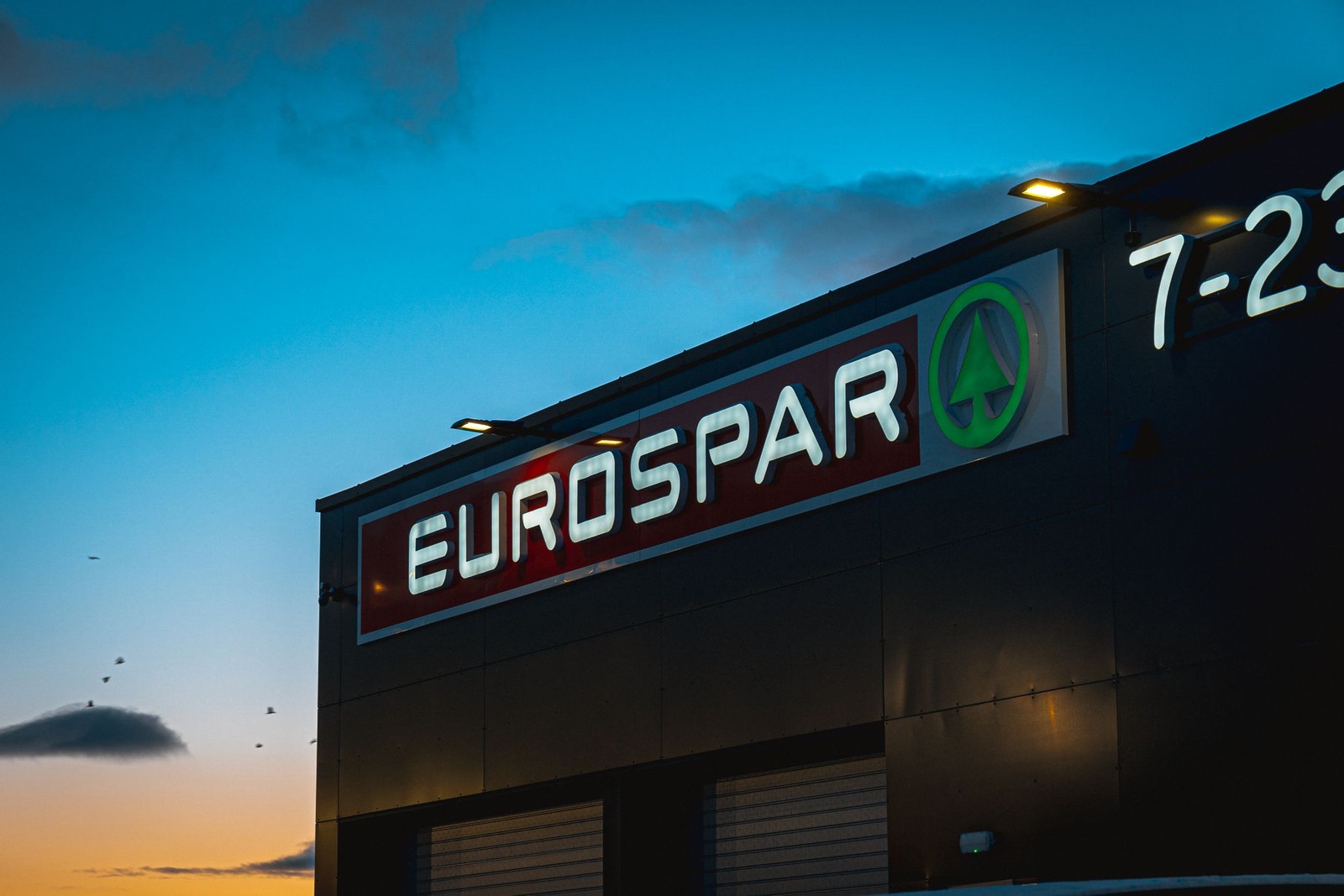 Kort vei til alt du ønsker i hverdagen; dagligvare, trenignssenter, busstopp m.m.