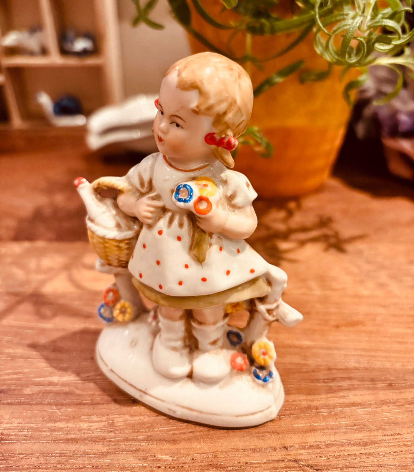 VINTAGE FAIRING | Porselensfigur 🇩🇪| «Pike med kurv og blomster