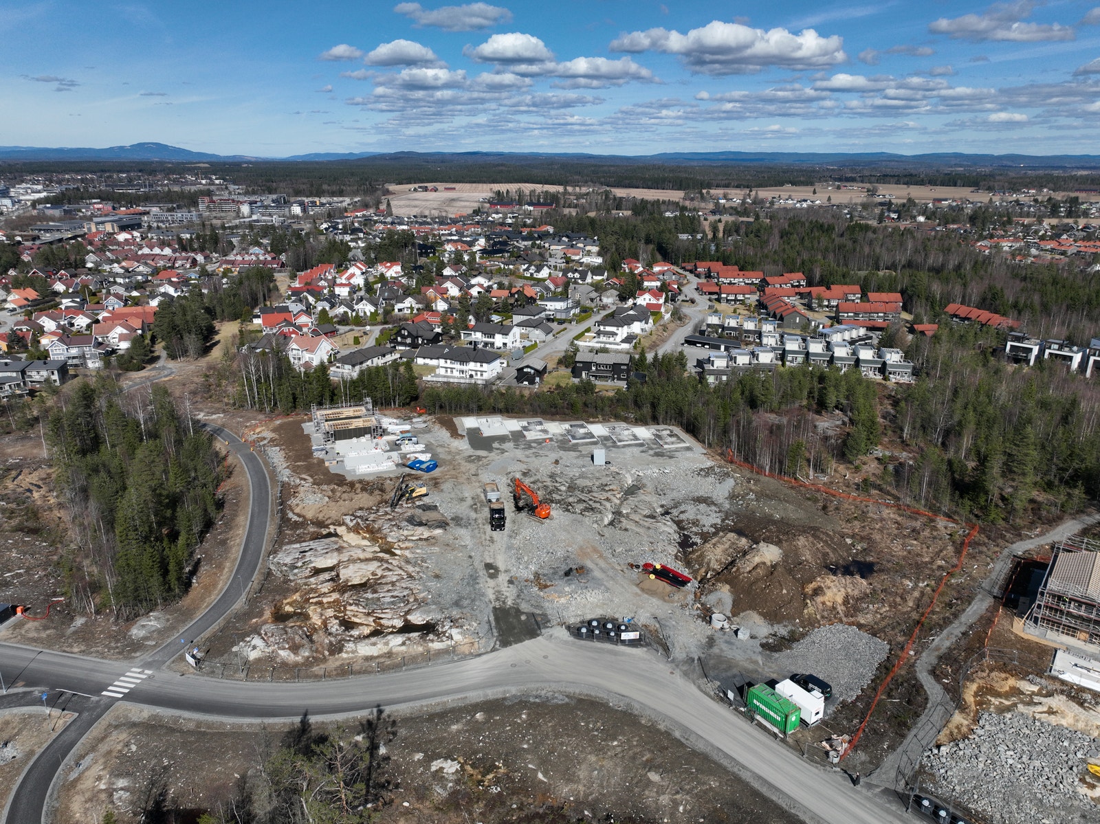 Dronefoto tatt april 2026