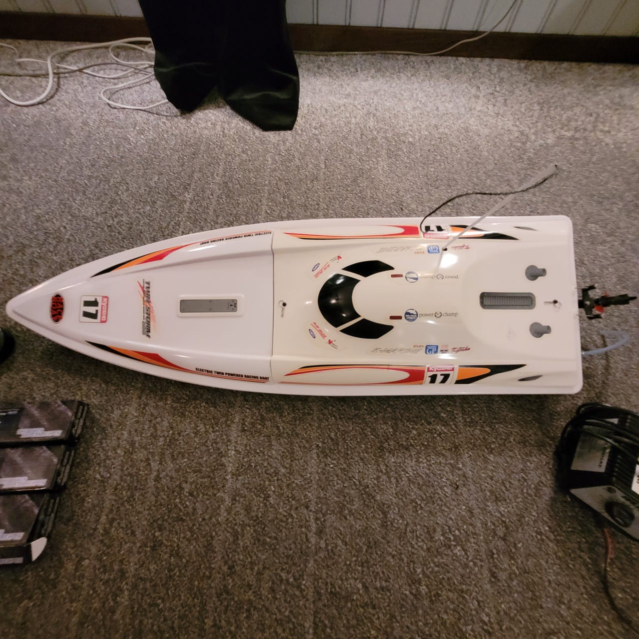 Kyosho twin storm 800 RC båt med 3 stk. nye batterier | FINN-torget