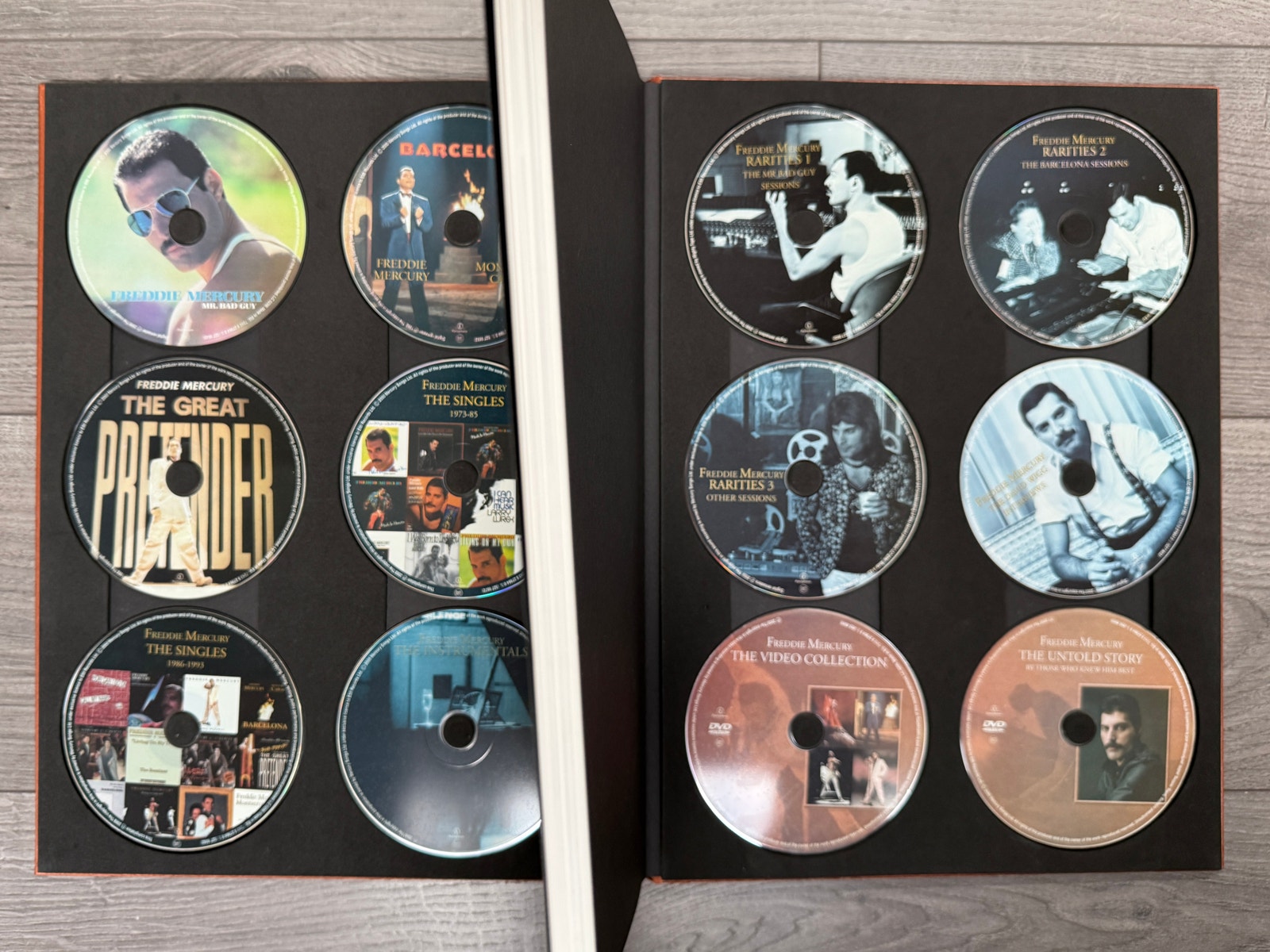 Freddie Mercury The Solo Collection Boks med 10 CD og 2 DVD og Bok