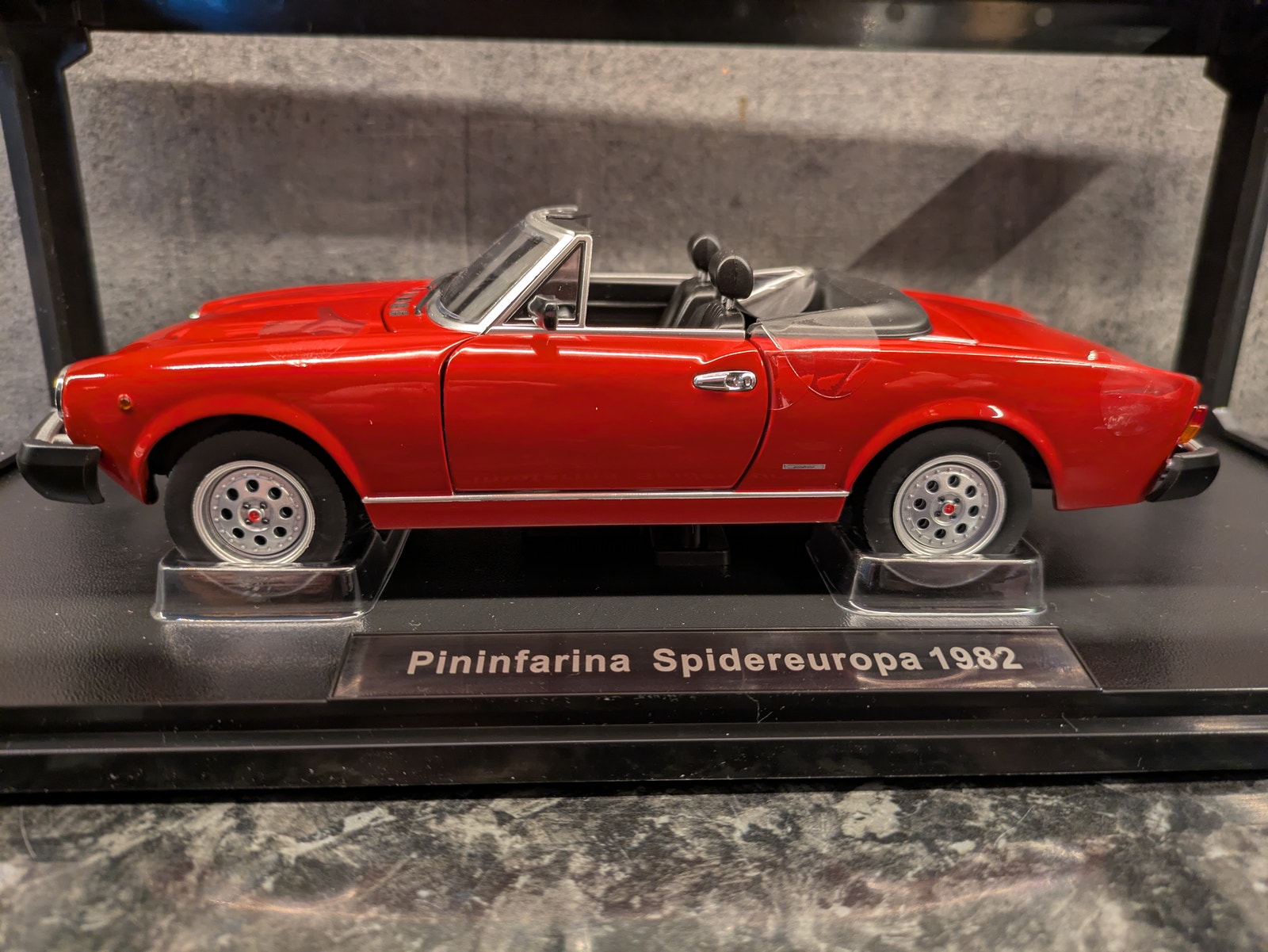 Pininfarina - Spider Europa - (Fiat 124) Cabriolet - 1982