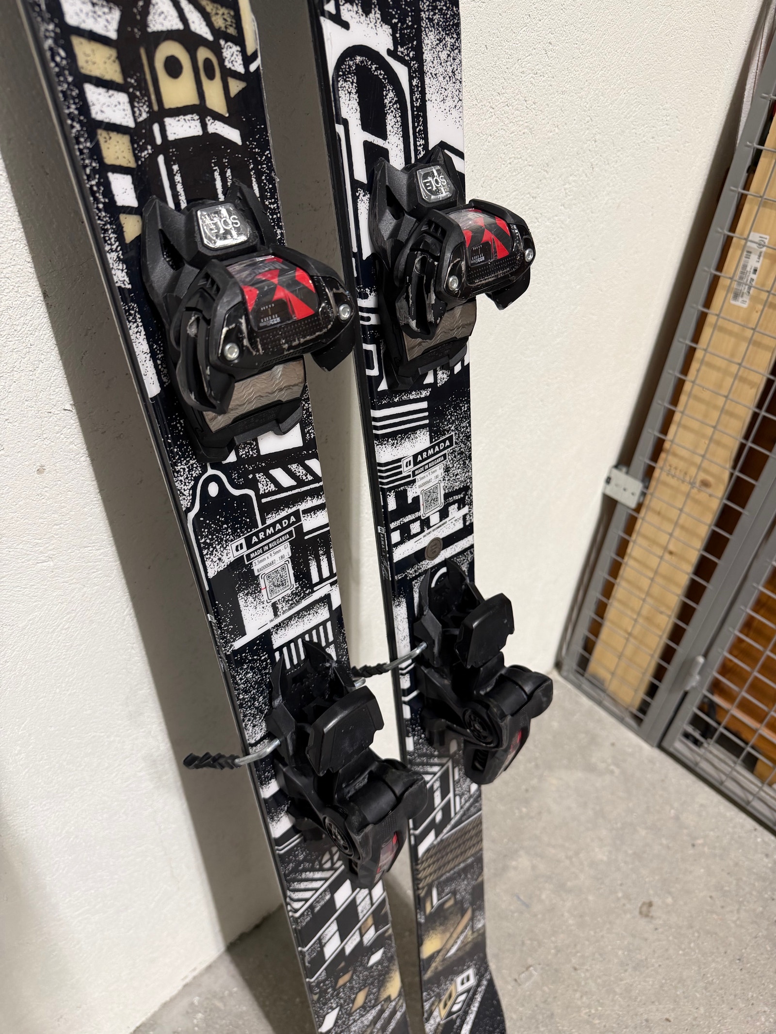 Armada Edollo twintip ski med Marker Jester 16 | FINN-torget