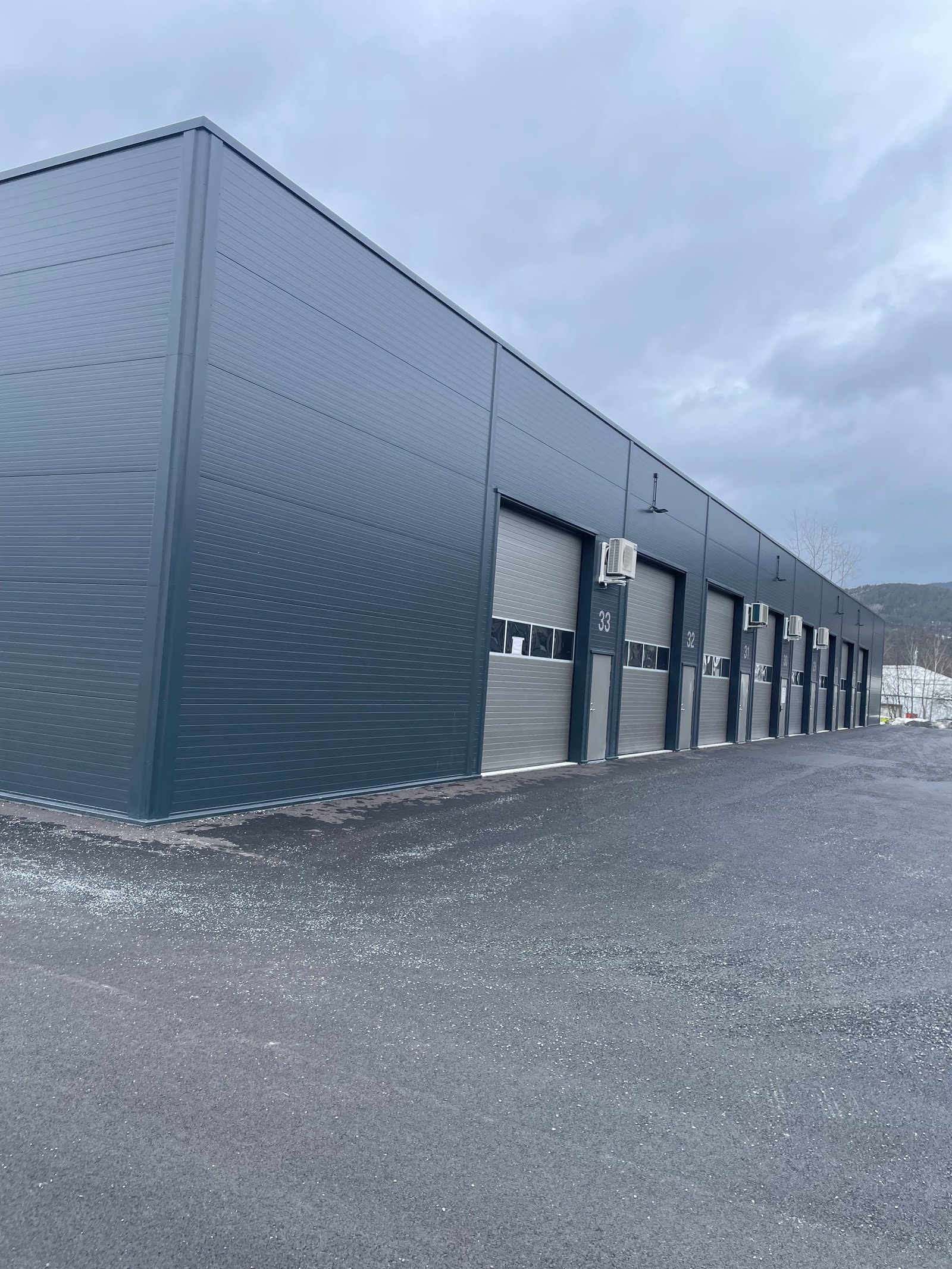 Privat Lagerseksjon på Orkidehøgda 19B seksjon 33 144m2 Endeseksjon mot sør asfaltert uteplass med parkering Orkidehøgda 19B seksjon 33, Mjøndalen 144