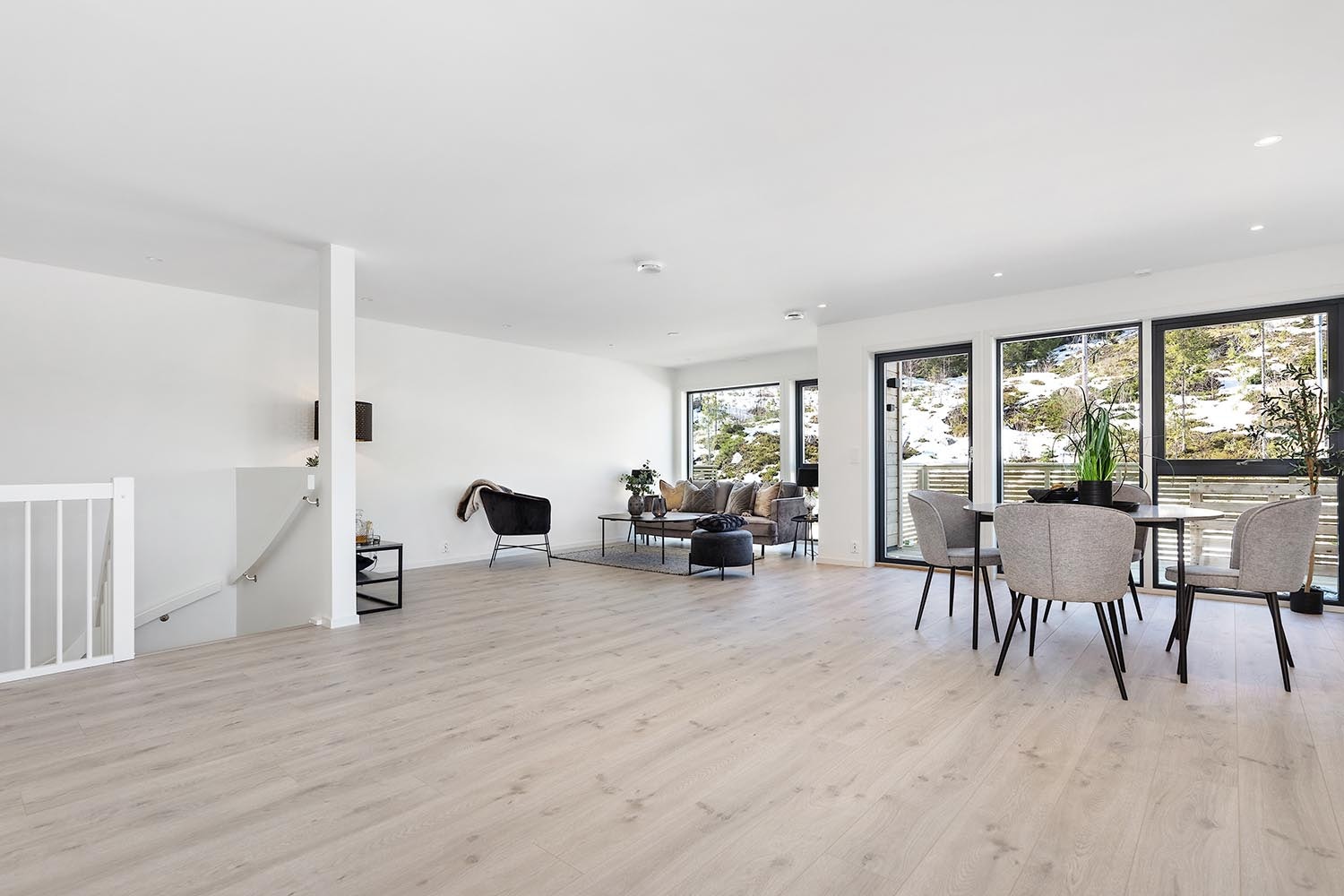 Fra kjøkken/allrom mot stue og trapp til underetasjen.