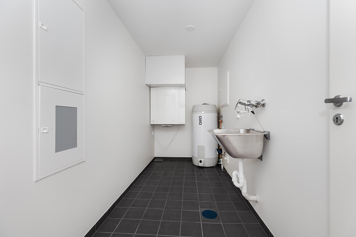 Vaskerom/teknisk rom med god plass til lagring.