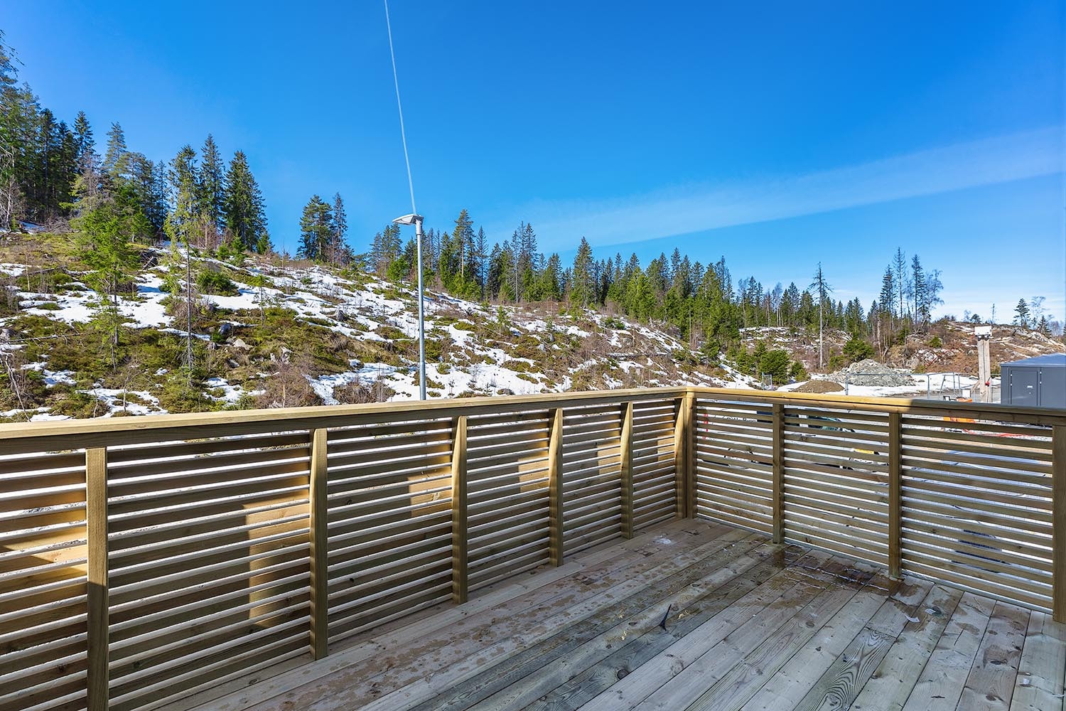 Vestvendt balkong i 2. plan med utsikt mot flott natur