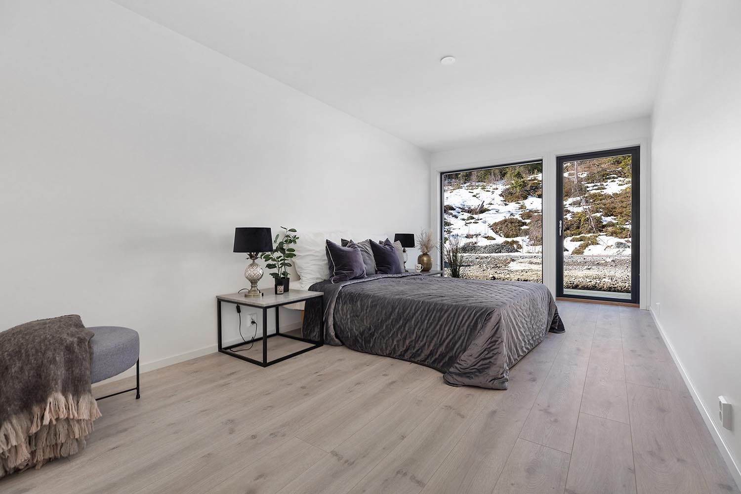 Hovedsoverom (sov 2)  eller ekstra stue i underetasjen med direkte adkomst til uteplass på terreng.