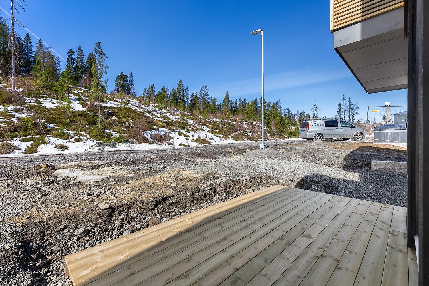 Vestvendt uteplass på terreng i underetasjen.