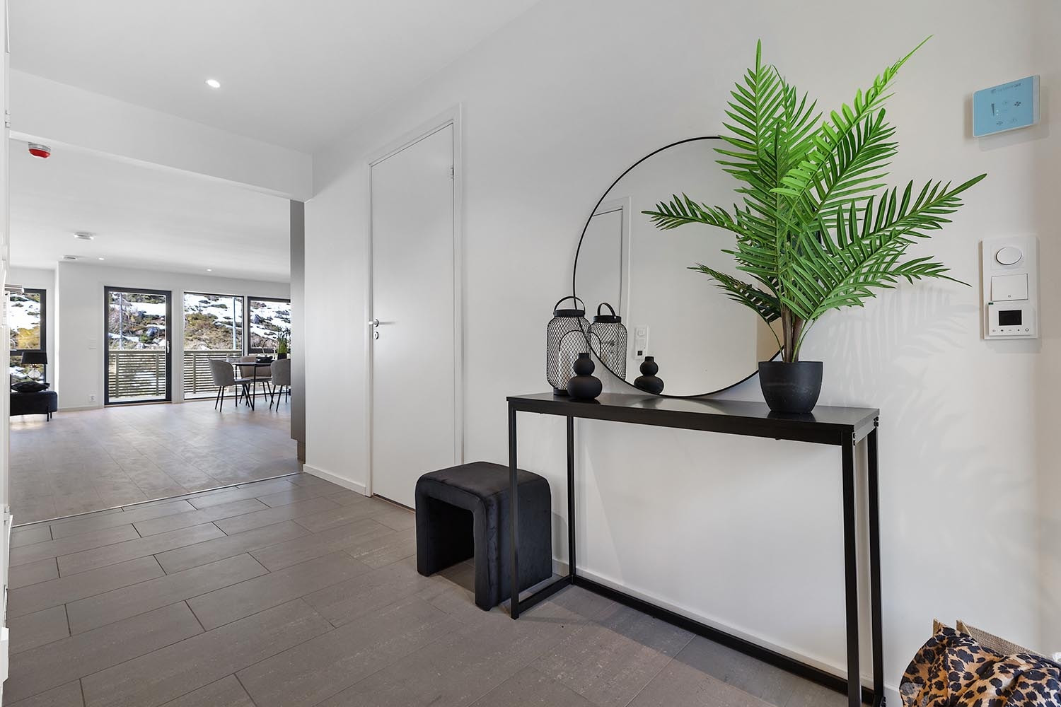 Entré med lekre gulvfliser med varmekabler.