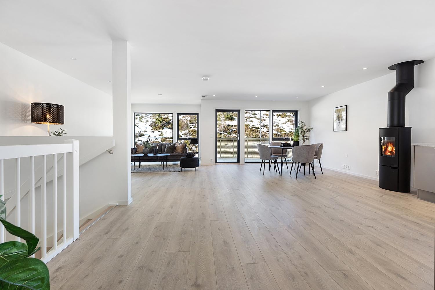 Romslig stue med mye lys og utsikt til flott natur. Peisovn i stue som gir god varme på kalde dager.