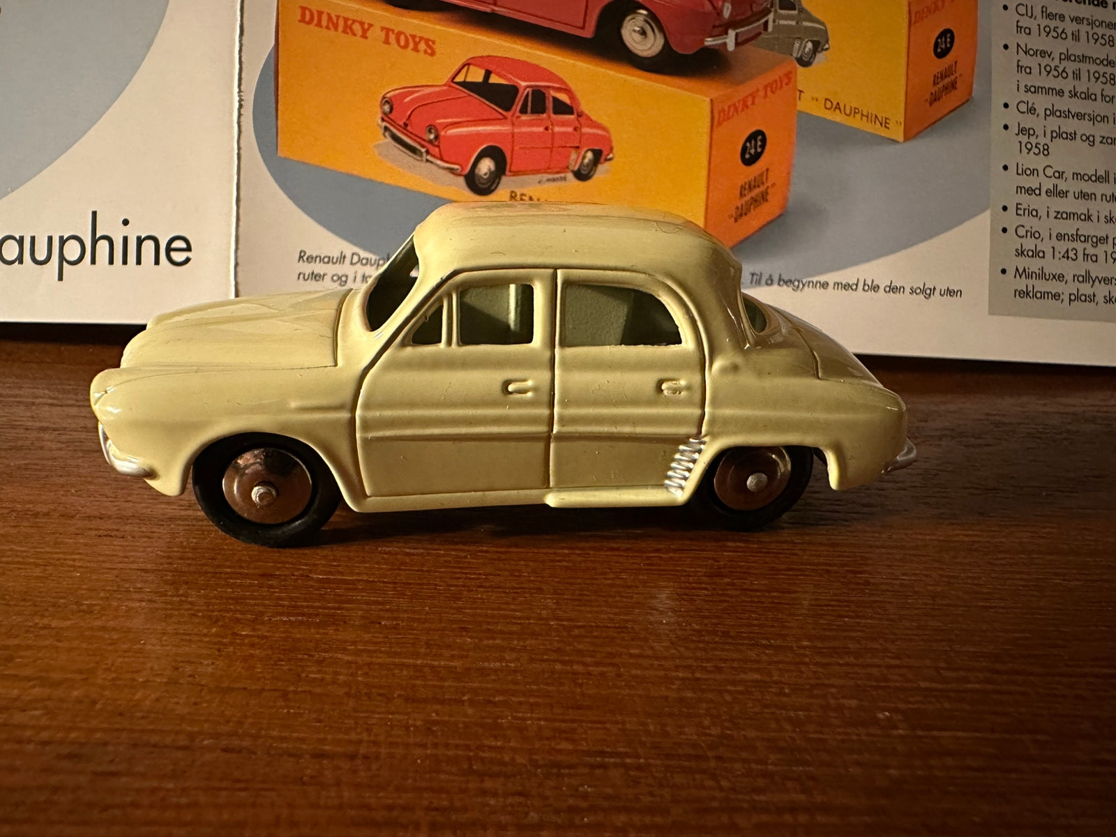DINKY TOYS France 24E. Renault DAUPHINE. 1/43. Produit de 1957 à 1959