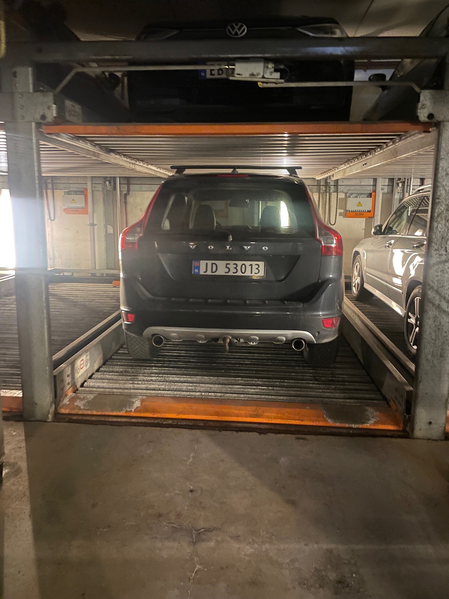 Privat Innendørs parkeringsplass i Waldemars hage - Opplegg for elbil-lader - Sentralt v/ Alexander Kiellands Plass Lengde ca 5m. Max høyde 1,75cm. Bredde ca. 2,3m.