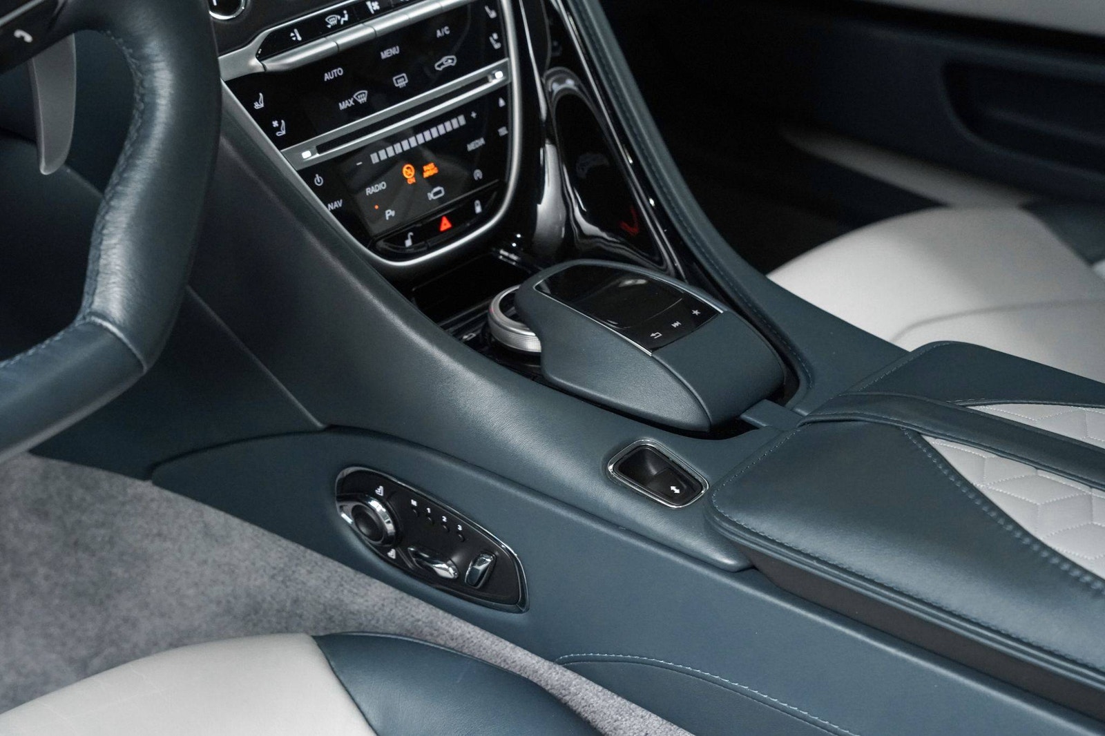 Hovedbilde av Aston Martin DBS Superleggera